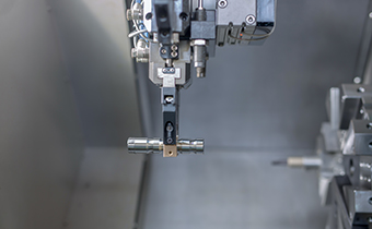 铣端面钻中心孔机床+数控车床+桁架式机器人