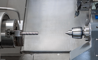 铣端面钻中心孔机床+数控车床+桁架式机器人