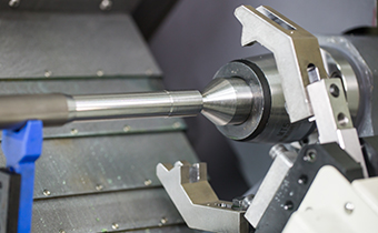 数控车床+铣端面钻中心孔机床+关节式机器人