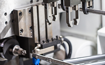 卧式搓齿机+割槽机+桁架式机器人