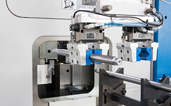 立式搓齿机+桁架式机器人