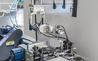 保持架窗口磨床+桁架式机器人